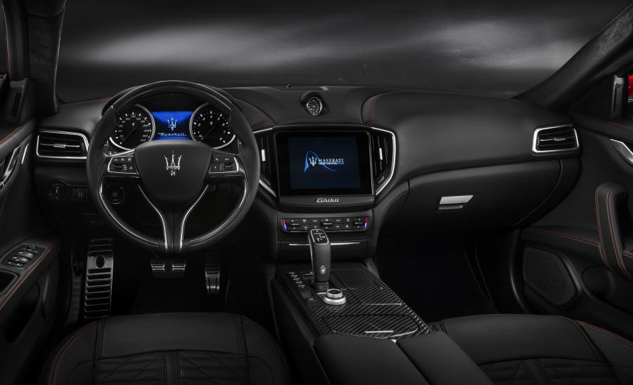 Торпедо Maserati Ghibli S Q4 GranSport 2017 года  (фото 41 из 48)